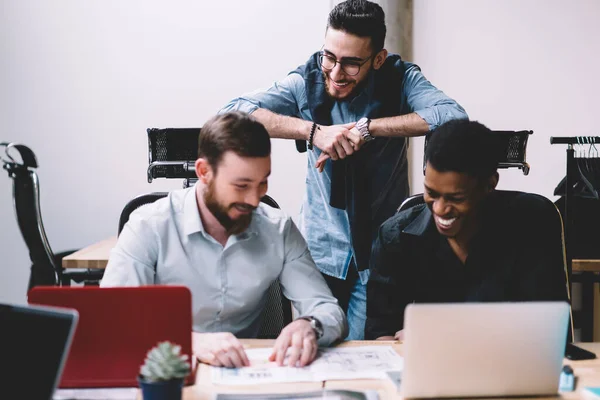 Grupo Exitosos Hombres Guapos Trabajadores Oficina Disfrutando Descanso Amistad Trabajo — Foto de Stock