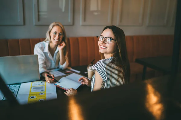 Mooie Glimlachende Vrouw Kijkt Schouder Naar Camera Zitten Met Vrouwelijke — Stockfoto