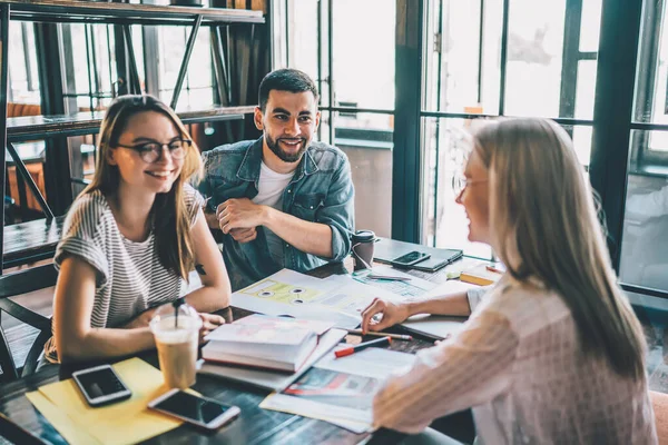 Vrolijke Jonge Vrouwen Mannen Discussiëren Studies Tijdens Het Zitten Met — Stockfoto