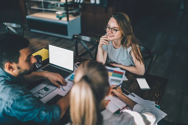 Donna Sorridente Con Colleghi Lavoro Maschili Femminili Seduti Tavola Mensa — Foto Stock