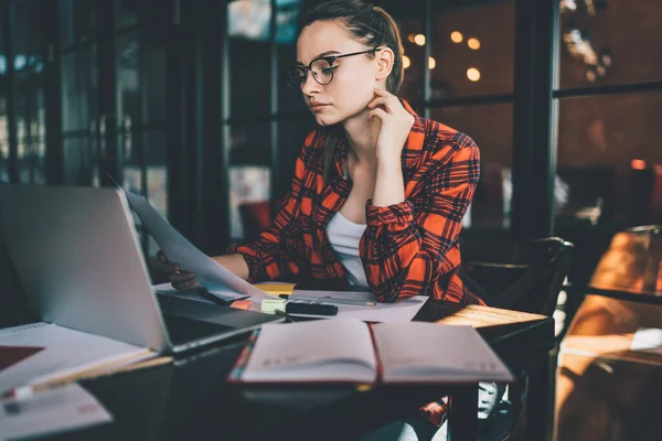 Mujer Bonita Casual Gafas Lectura Documentos Papel Mientras Está Sentado —  Fotos de Stock