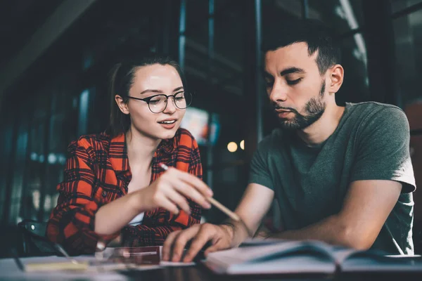 Mulher Casual Contemporânea Óculos Homem Sentado Junto Mesa Lendo Documento — Fotografia de Stock