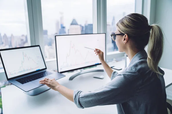 Вид Сбоку Профессиональной Занятой Женщины Использующей Ноутбук Указывающей Монитор Компьютера — стоковое фото
