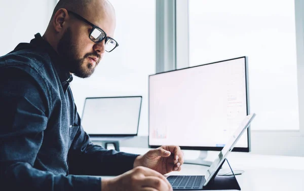 Crop Vue Côté Homme Chauve Adulte Dans Des Lunettes Travail — Photo