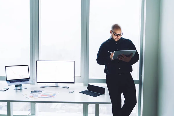 Volwassen Man Met Baard Glazen Werkend Grafische Tablet Staand Aan — Stockfoto