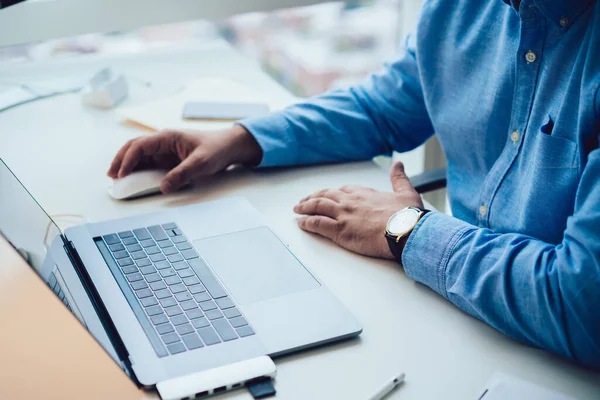 Beskär Vuxen Man Blå Skjorta Sitter Vid Vit Dator Skrivbord — Stockfoto