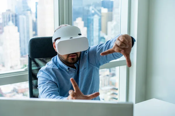 Adult Bearded Man White Goggles Sitting Computer Desk Gesturing While — Stock Photo, Image