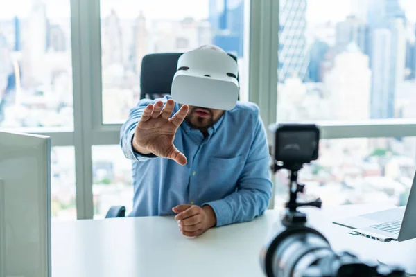 Homem Vestindo Óculos Realidade Virtual Estendendo Mão Câmera Enquanto Sentado — Fotografia de Stock