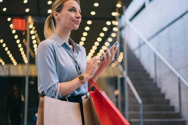 Lächelndes Kaukasisches Hipster Mädchen Das Mit Einkaufstüten Mit Smartphone Gebuchten — Stockfoto