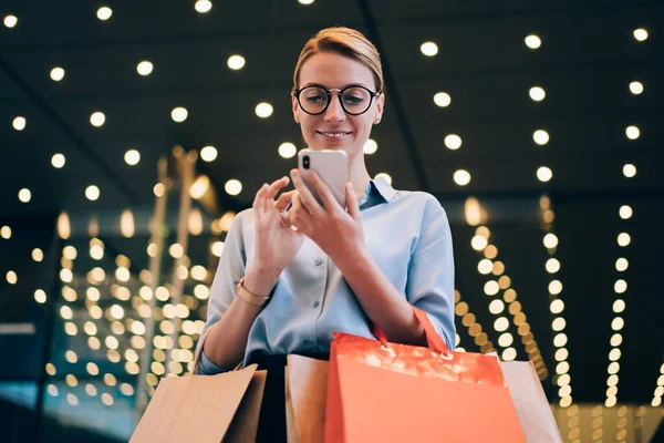 Glad Tusenårig Kvinna Shopaholic Fortsätta Handla Online Smartphone Gadget Efter — Stockfoto