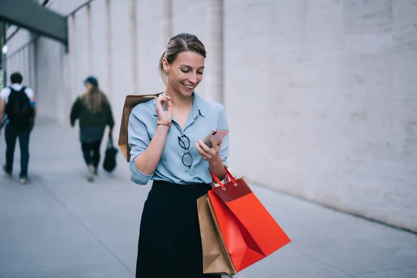 Mulher Feliz Usando Smartphone Para Enviar Mensagens Texto Conversando Aplicativo — Fotografia de Stock