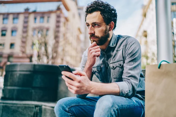 Tankeväckande Kaukasiska Hane Casual Trendiga Kläder Ringa Nummer Mobiltelefon Sitter — Stockfoto