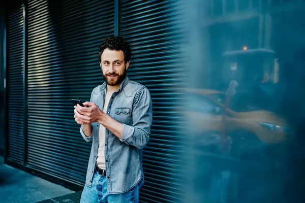Bearded Young Man Dressed Denim Wear Looking Away While Installing — Stock Photo, Image