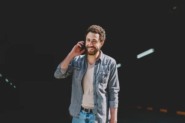 Half Length Portrait Cheerful Caucasian Man Casual Wear Talking Cellular — Stock Photo, Image