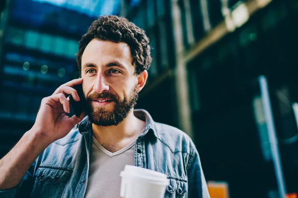 Positivo Barbudo Hipster Cara Concentrado Telefone Celular Conversa Ter Boas — Fotografia de Stock