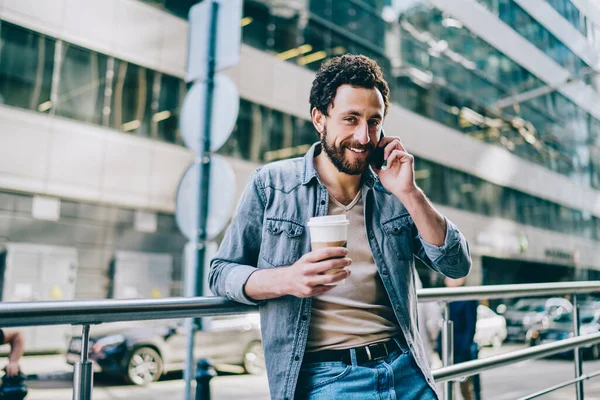 Halvlångt Porträtt Skäggig Hipster Kille Nöjd Med Taxor För Telefonsamtal — Stockfoto