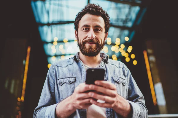 Halvlångt Porträtt Stilig Kaukasisk Skäggig Kille Med Mobiltelefon Ansluten Till — Stockfoto