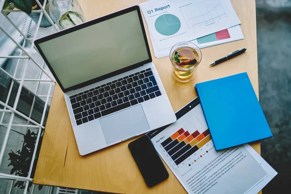 Ovanifrån Trä Skrivbord Med Finansiella Pappersrapporter Och Anteckningsbok För Work — Stockfoto