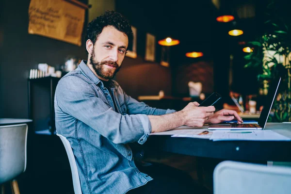 Retrato Cara Hipster Barbudo Bonito Segurando Smartphone Mão Enquanto Compartilha — Fotografia de Stock