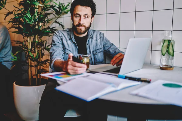 Portrait Bearded Young Man Looking Camera While Sitting Desktop Laptop — Stock Photo, Image