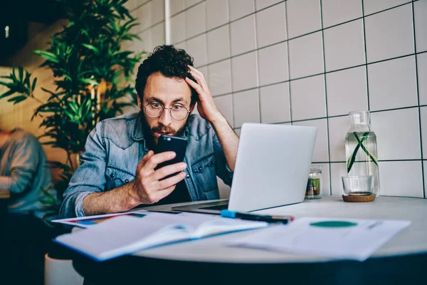 Blogger Hipster Barbudo Animado Segurando Cabeça Com Mão Enquanto Notificação — Fotografia de Stock