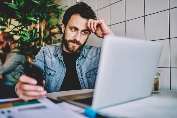 Bearded Young Man Reading News Website Modern Laptop Sitting Cafe — Stock Photo, Image