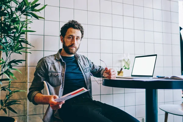 Retrato Del Tipo Hipster Inteligente Barbudo Sosteniendo Informes Financieros Papel —  Fotos de Stock