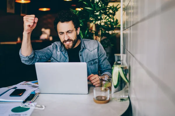 Emotional Bearded Man Watching Live Stream Game Laptop Using Wireless — Stock Photo, Image