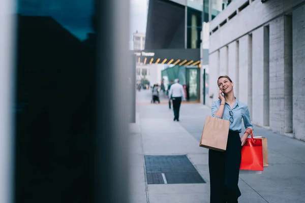 Mujer Caucásica Positiva Feliz Comprar Ropa Tienda Ropa Con Buen — Foto de Stock