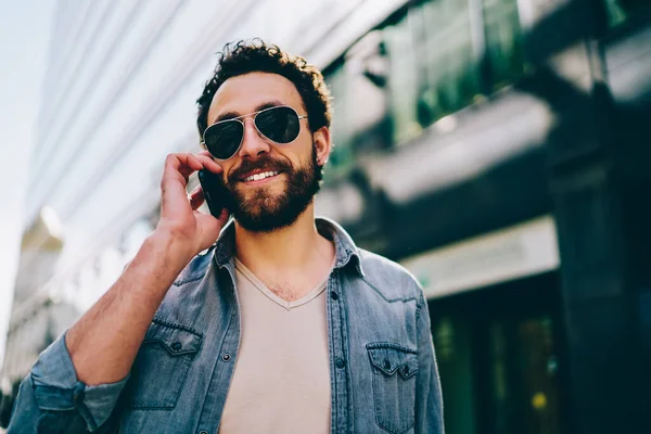 Cheerful Bearded Hipster Guy Satisfied Connection Roaming Calling Cellular Outdoors — Stock Photo, Image