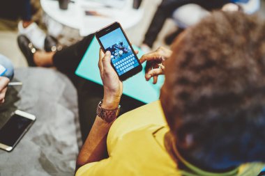 Akıllı telefonu elinde tutan kadının 4G bağlantısı üzerinden multimedya ve kısa mesajlar göndermesi, takipçilerle sohbet eden kadın blogcunun kırpılmış görüntüsü ve kapalı alanda cep telefonu profilini güncellemesi