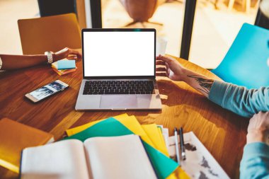 Modern dizüstü bilgisayarın ekran görüntüsü antivirüs uygulaması, netbook 'lu masaüstü çalışma alanı ve öğrenciler için çevrimiçi kurslar ve netboo