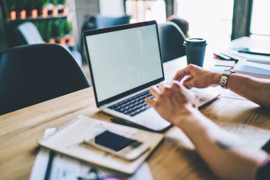 İnternet içeriğiniz için kopyalanmış alan alanı olan dizüstü bilgisayarın klavye bilgisinin kırpılmış görüntüsü. Web pag 'ınız için boş ekran ile bilgisayarda yazı yazan serbest yazar