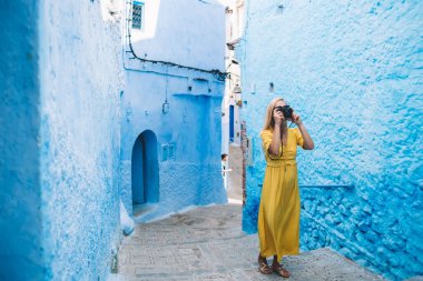 Antik kentte gezen yetenekli kadın gazeteci - Berber kasabasını keşfetmek için iş gezisi sırasında mimari Unesco binalarının fotoğraflarını çeken Fas 'ta, fotoğrafçılık hobisi