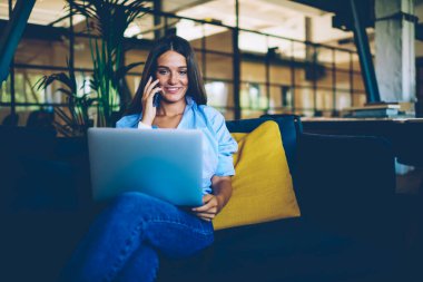 Bilgisayarla olumlu film izlerken mobil uygulama üzerinden arkadaşlarıyla konuşan mutlu bir kadın. Sosyal ağda haberleri okurken cep telefonunda 4G internet kullanan başarılı bir genç.