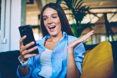 Şaşırmış hippi kız, gelecekte en sevdiği internet mağazasında teknoloji ile satılacağına dair bir mesaj alınca şok oldu. Sosyal ağda haber okuyan kadın cep telefonunda 4G bağlantısı kullanarak hayrete düştü.