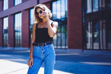 Genç bir kadın operatörle iletişim kurarak gezici bağlantıyı, çekici bir kadının iş arkadaşını cep telefonu uygulaması, teknoloji konsepti ve uluslararası konuşma yoluyla aramasıyla ilgili ayrıntıları tartışıyor.