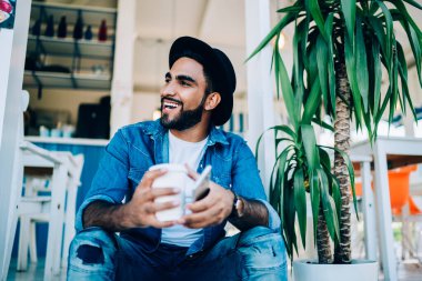 Neşeli İspanyol milenyumu boş zamanlarımızda kahve fincanı ve cep telefonuyla oturup gülerken şık giyinmiş mutlu sakallı adam boş günlerinde kendini iyi hissediyor.