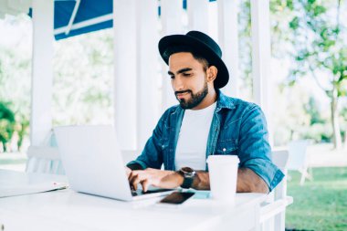 Çevrimiçi internet kursları arayan milenyum erkek öğrencileri, İnternet 'te İnternet' e erişmek için kablosuz internet bağlantısı kuruyor.