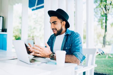 Duygusal hipster adam reklam kodlarıyla şok oldu. En sevdiği web mağazasında indirim ve promosyon. Grup sohbetinde haber okuyan adam şok oldu.