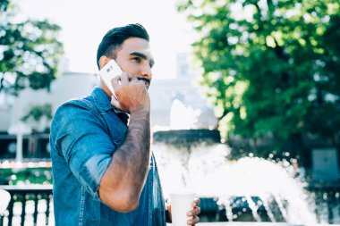 Genç milenyum adamının sokakta dikilip bilgi hakkında uluslararası bir konuşma yapması ve tartışması, Türk erkeklerinin internet üzerinden cep telefonu araması