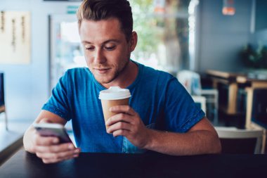 Yakışıklı hippi elinde kafein bardağıyla cep telefonundan mesajları kontrol ediyor. İnternet bağlantısı var. Milenyum adamı akıllı telefon klavyesine mektup yazıyor.