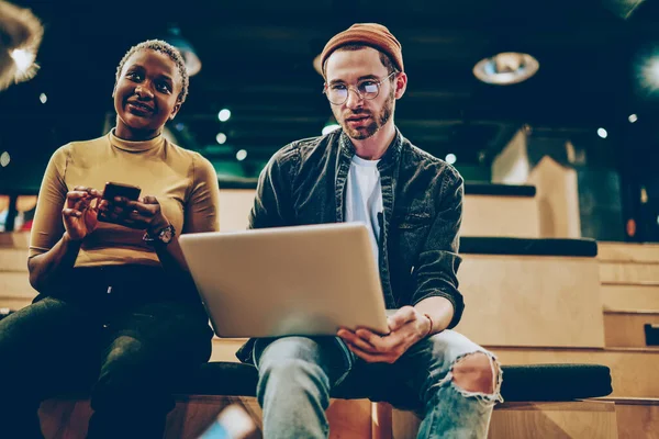 Jeunes Collègues Multiraciaux Vêtus Occasionnellement Utilisant Des Gadgets Modernes Pendant — Photo