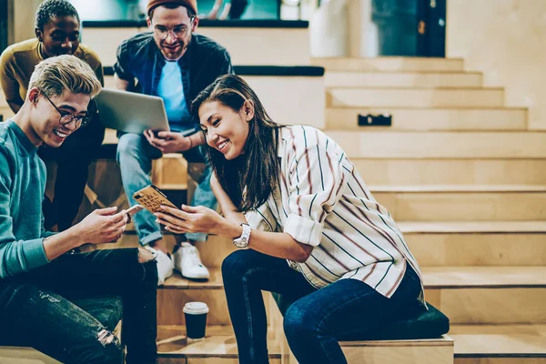 Alegre Mujer Milenaria Mostrando Última Alimentación Las Redes Sociales Para — Foto de Stock