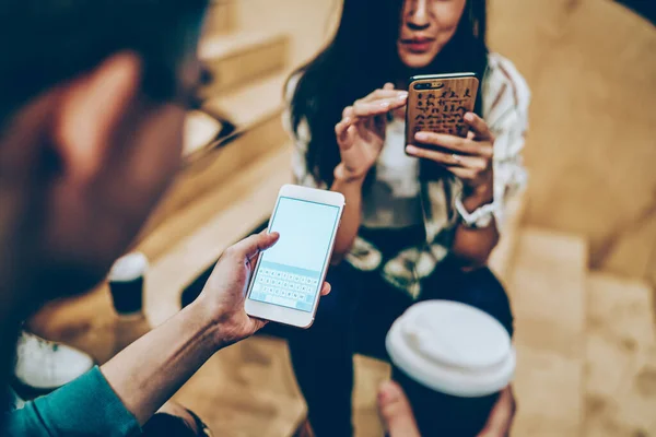 Imagen Recortada Chica Hipster Chico Intercambiando Contactos Haciendo Nuevos Amigos — Foto de Stock