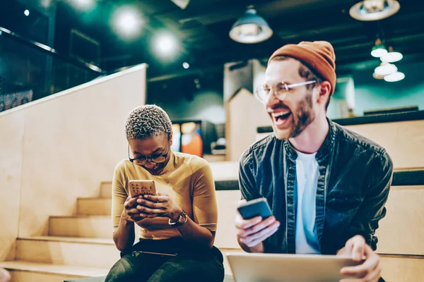 Verheugde Mannelijke Vrouwelijke Hipster Vrienden Lachen Inhoud Van Sociale Netwerken — Stockfoto