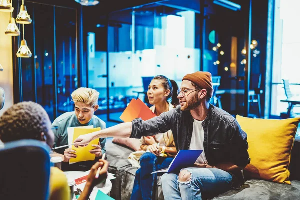 Tripulación Empleados Positivos Masculinos Femeninos Que Trabajan Equipo Cooperando Compartiendo — Foto de Stock