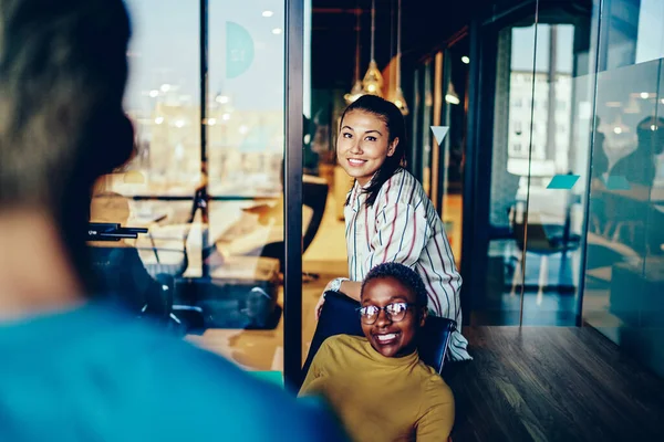 Lächelnde Multiethnische Kolleginnen Die Gemeinsam Zeit Coworking Büro Verbringen Junge — Stockfoto