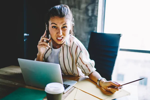 Boze Zakenvrouw Woedend Tijdens Mobiele Telefoon Gesprek Boos Met Verkeerde — Stockfoto