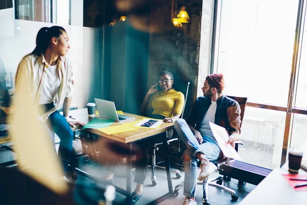 Besatzung Aus Qualifizierten Männlichen Und Weiblichen Mitarbeitern Die Arbeitsplatz Sitzen — Stockfoto